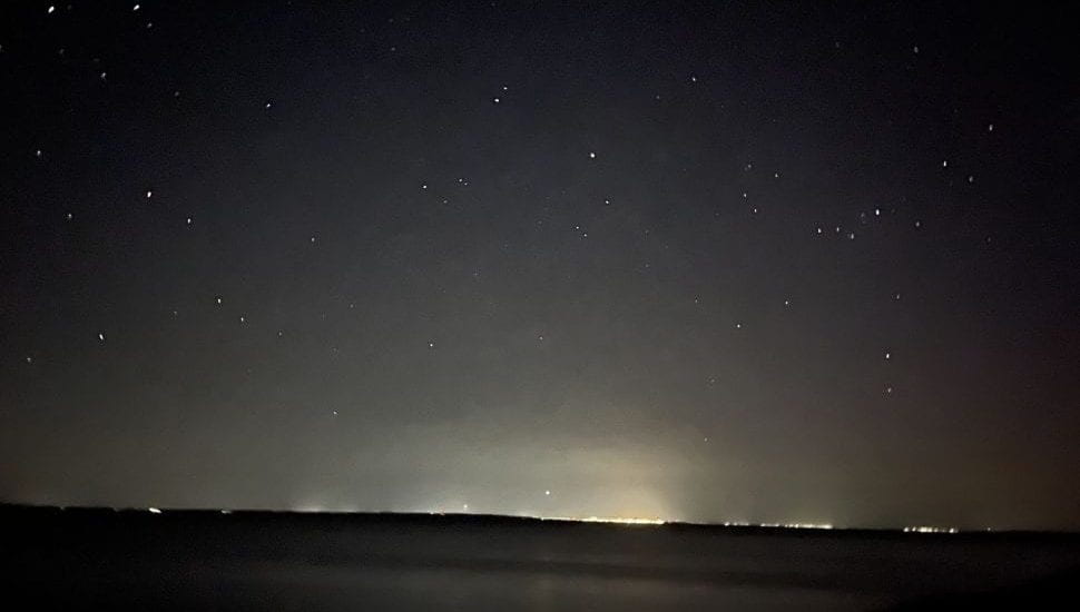 Lysforureningen ses som en lyskuppel over Aarhus. Billedet er taget fra Samsø 43 km fra Aarhus. Billede: Kathrine Møller Nielsen. 